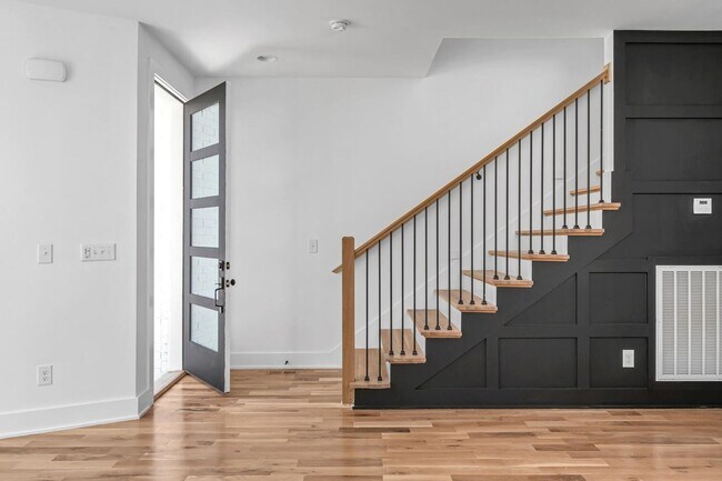 Foto del edificio - Stunning 4 Bedroom Home w/ Rooftop Deck Close to Downtown Nashville