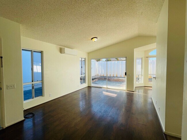 Foto del edificio - Partly Furnished 3-bedroom, 2-bath home at...
