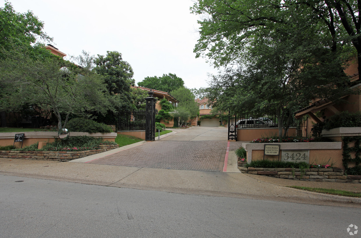 Building Photo - Villas at the Mansion