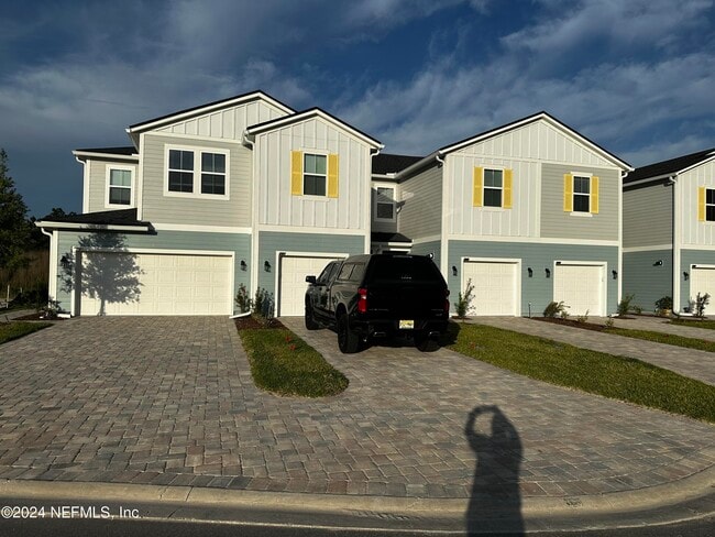 Building Photo - 545 Brandon Lks Dr