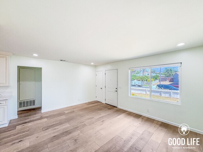 Foto del edificio - SD: 3BD/2BA Home in Oceanside with Private Backyard, Wood-Burning Stove & In-Unit Laundry