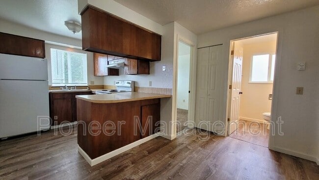 Building Photo - 128 NE Atkinson Ct
