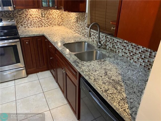 Foto del edificio - 2830 Riverside Dr