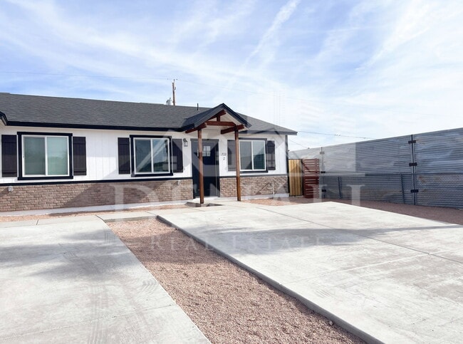 Building Photo - 733 S 96th Pl