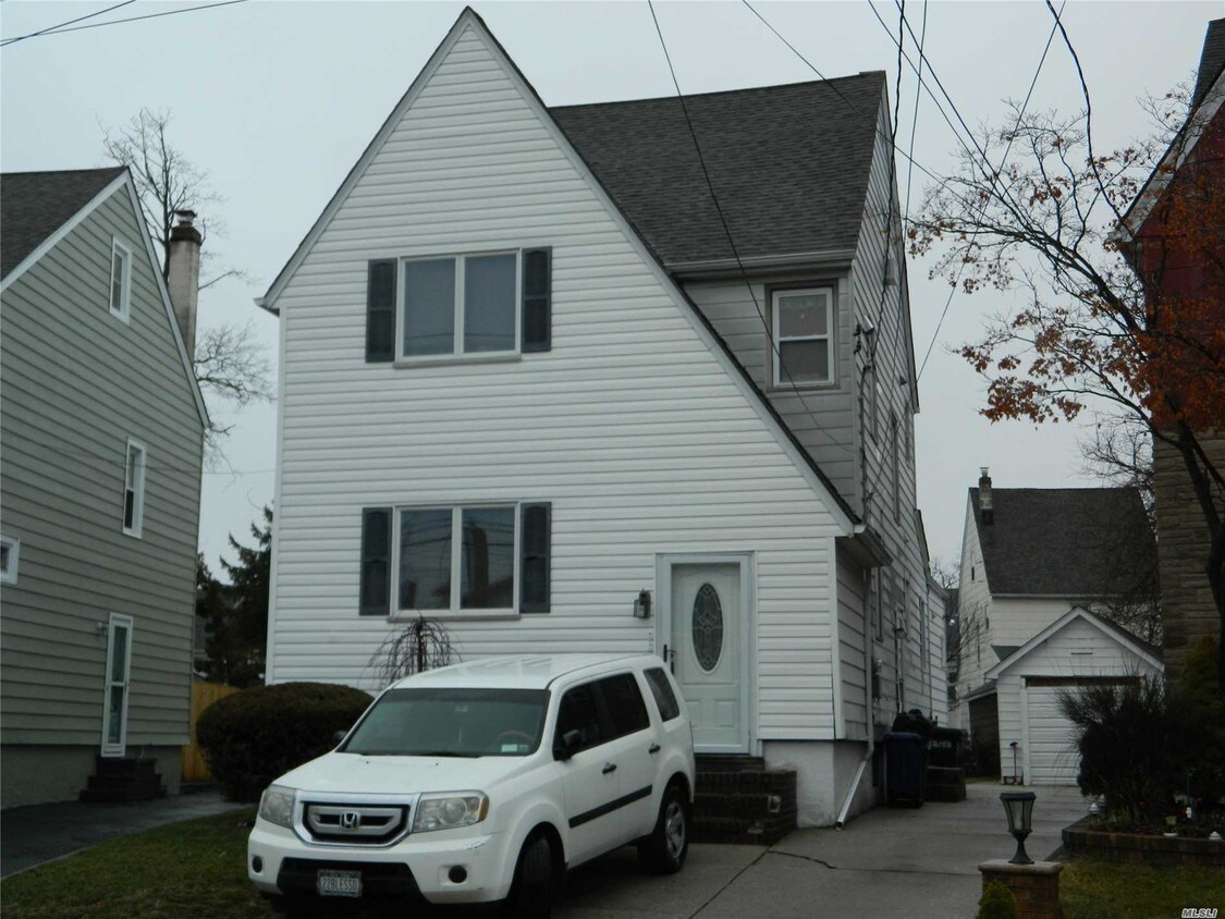 15 Amherst Rd Unit 2 Fl, Valley Stream, NY 11581 Apartment for Rent in Valley Stream, NY