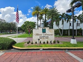 Building Photo - 9419 Fontainebleau Blvd