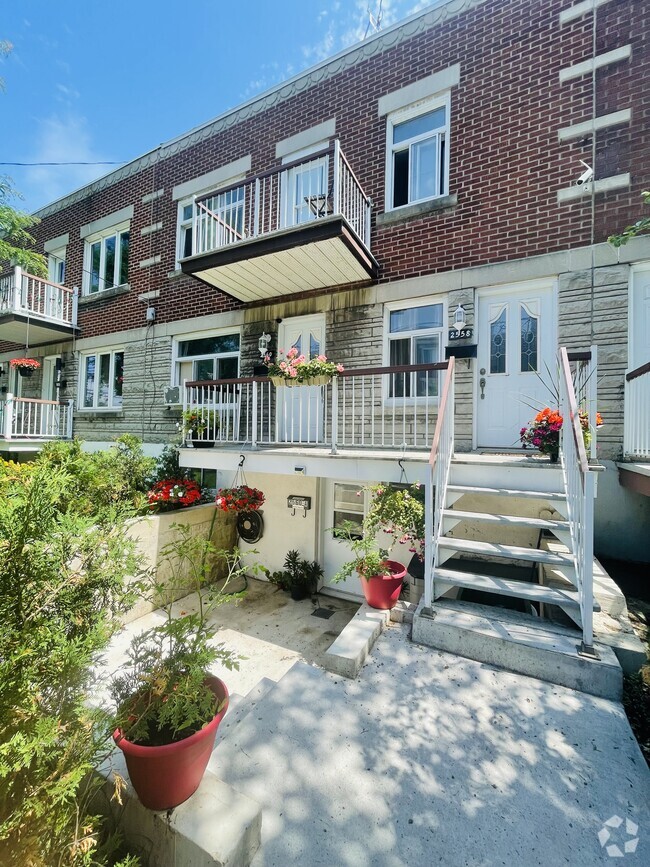 Building Photo - 2560 Rue Tillemont