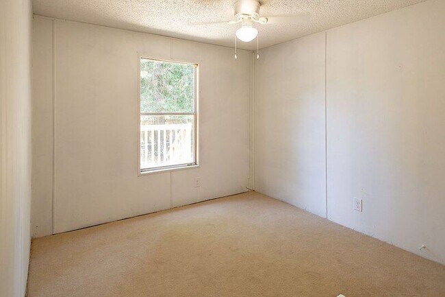 Foto del edificio - 5012 Wisteria Rd