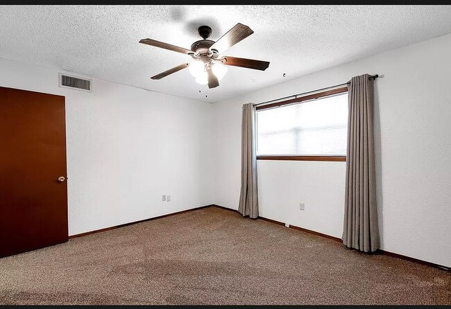 Building Photo - 805 S Bonn St