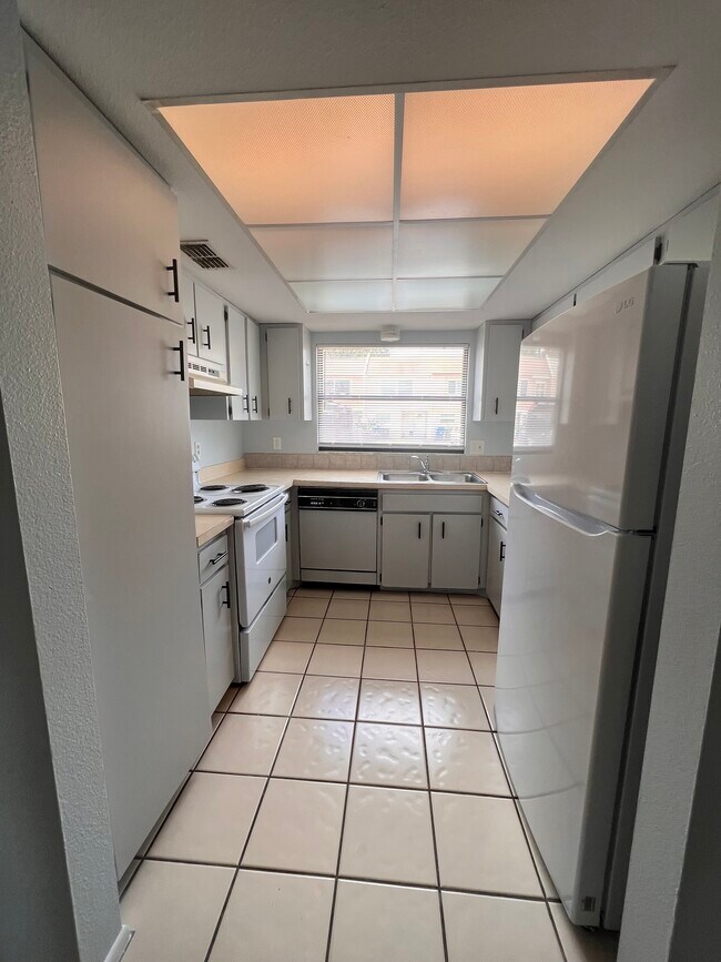 Building Photo - 2820 S Pines Dr