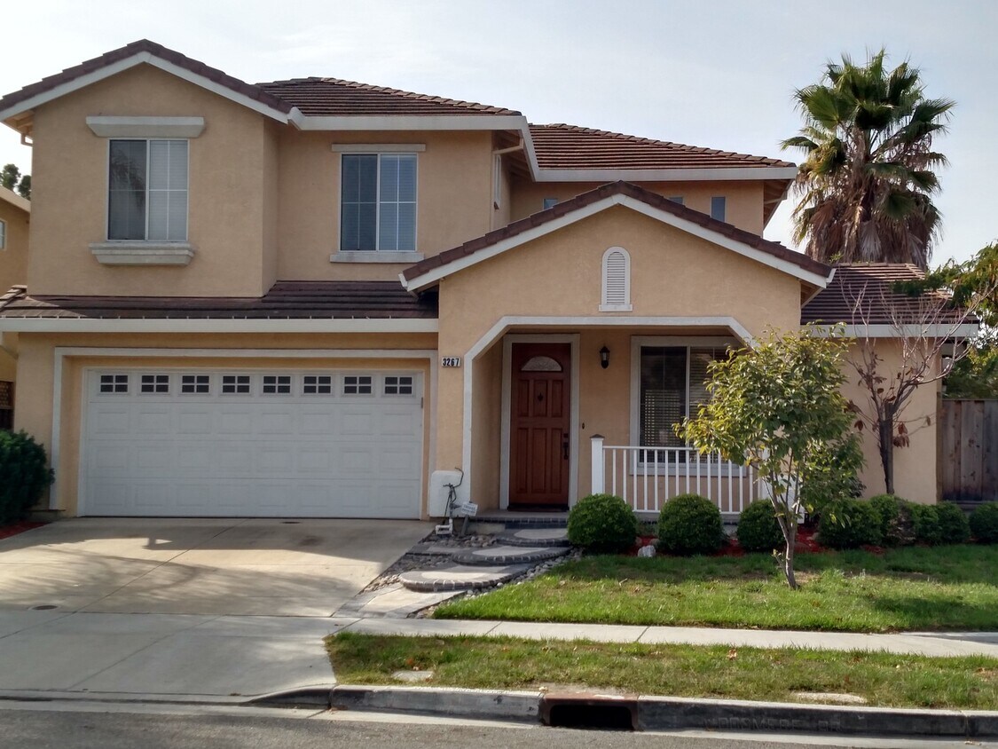 Foto principal - Beautiful Updated 4BD/3BA Two Story Home -...