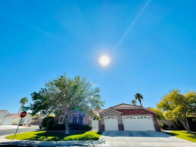 Foto del edificio - *AMAZING POOL & SPA, CORNER LOT, 3 CAR GAR...