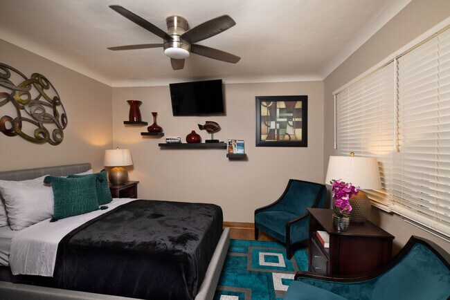 Green Room - Full Size - 2141 W 83rd St