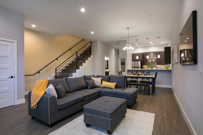 Foto del edificio - 3236 Royal Oaks Dr