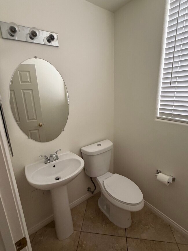 Foto del edificio - 1656 Warrenville St