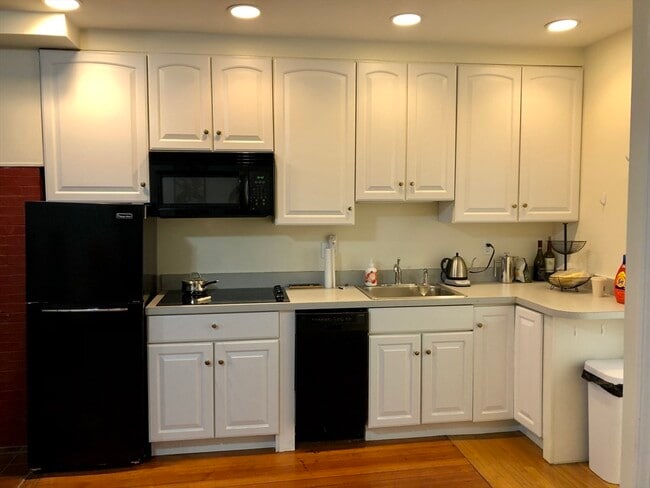 Building Photo - 103 Beacon St