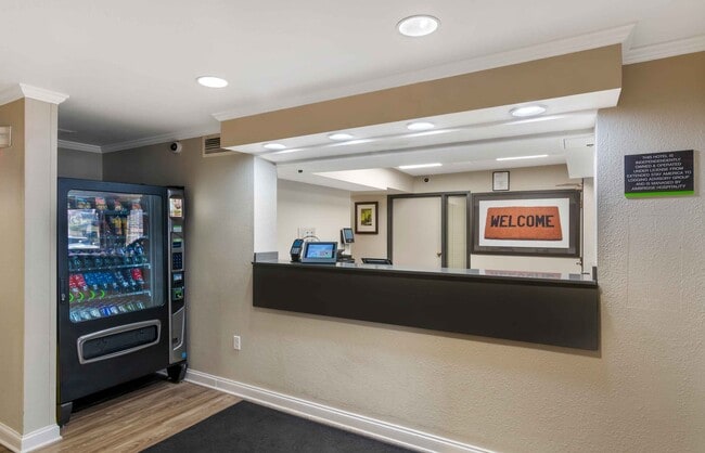 Building Photo - Furnished Studio-Kansas City - Overland Park - Nall Ave
