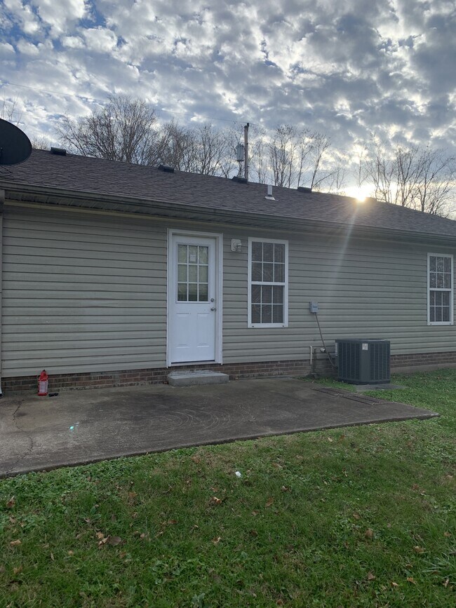 Foto del edificio - 1004 Caroline Dr