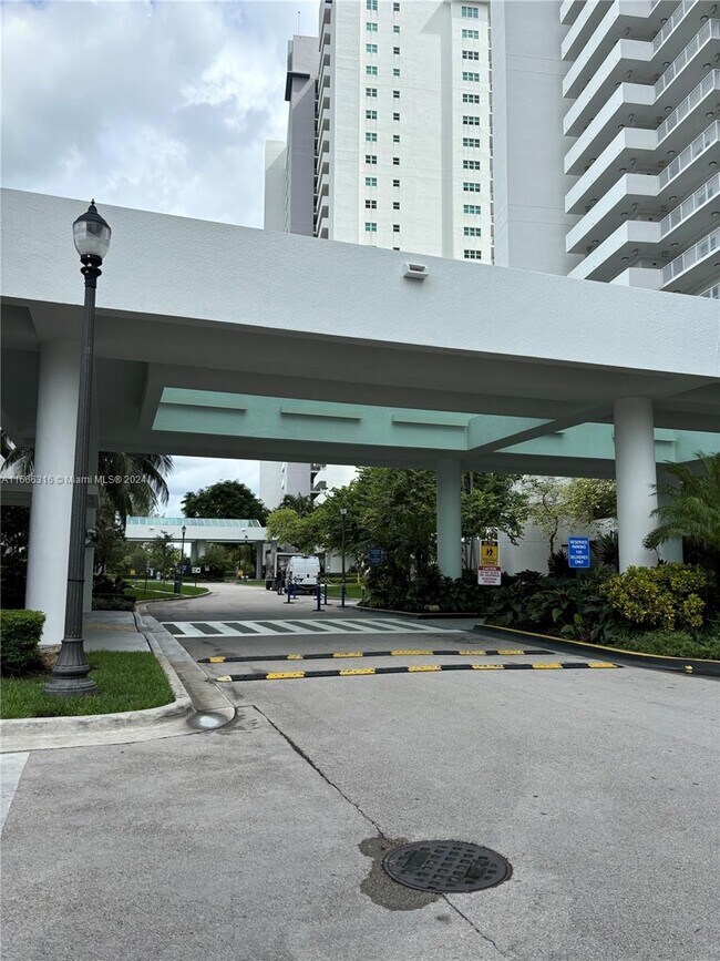 Foto del edificio - 14951 Royal Oaks Ln