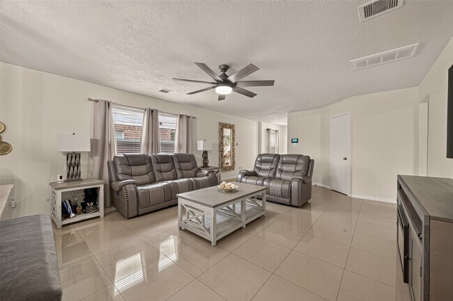 Foto del edificio - 10931 View Pointe Ln