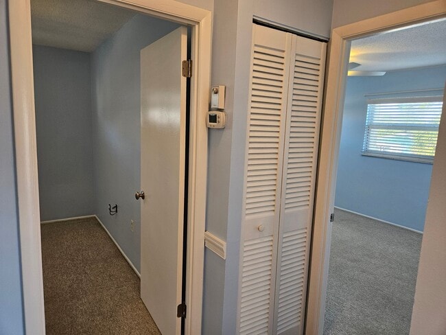 Building Photo - Annual Unfurnished 2nd Floor Condo For Rent on Venice Island!