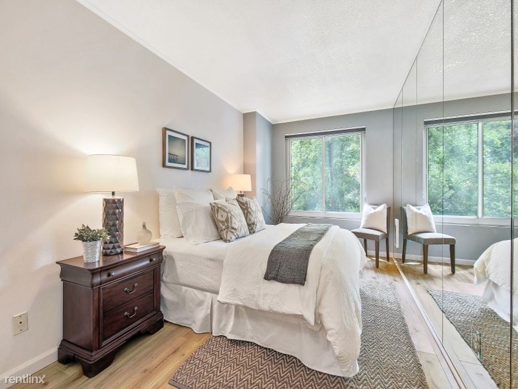 Primary Photo - 240 Lombard St