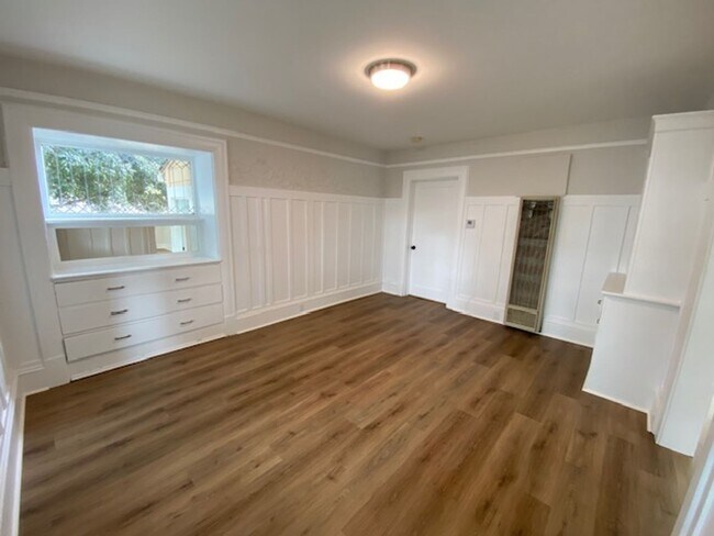 Building Photo - 542 Pine Ave