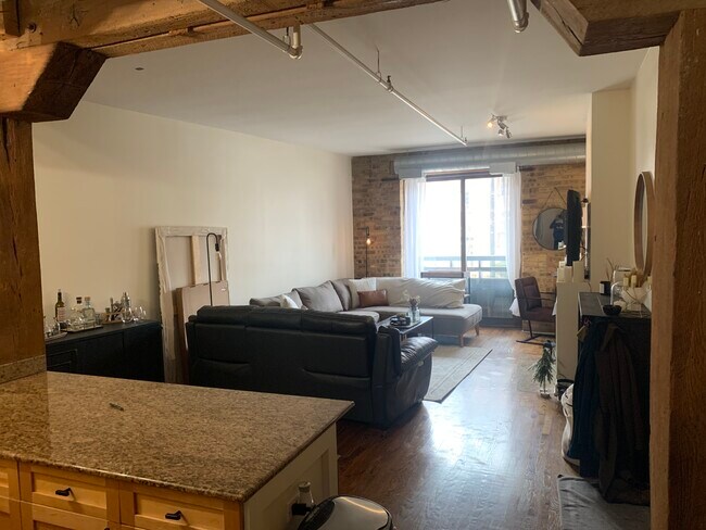 Foto del edificio - 1735 W Diversey Pkwy