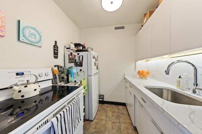 Building Photo - 330 W Diversey Pkwy