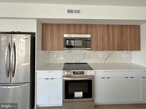 Building Photo - 642 Moore St