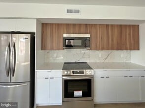 Building Photo - 642 Moore St