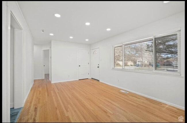 Building Photo - 446 E Mountain View Dr