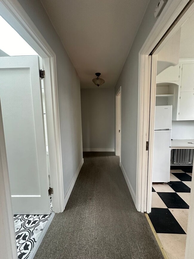 Building Photo - Vintage 1 bedroom unit - close 2 transport...