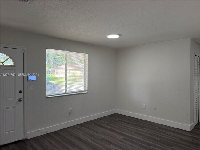Foto del edificio - 590 NW 58th St