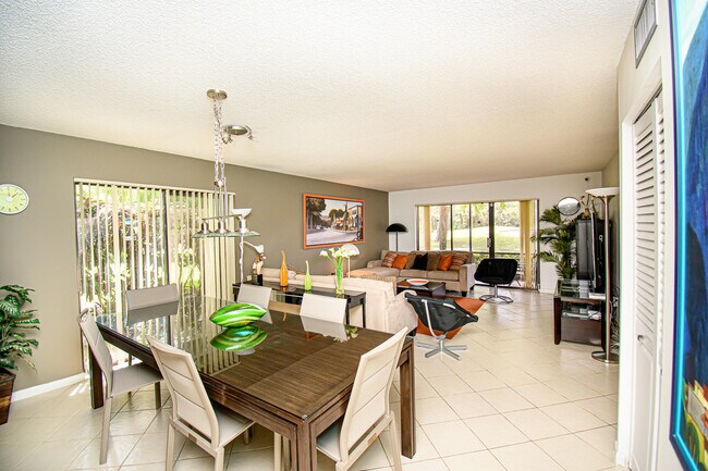 Foto del edificio - 8334 Cypress Ln