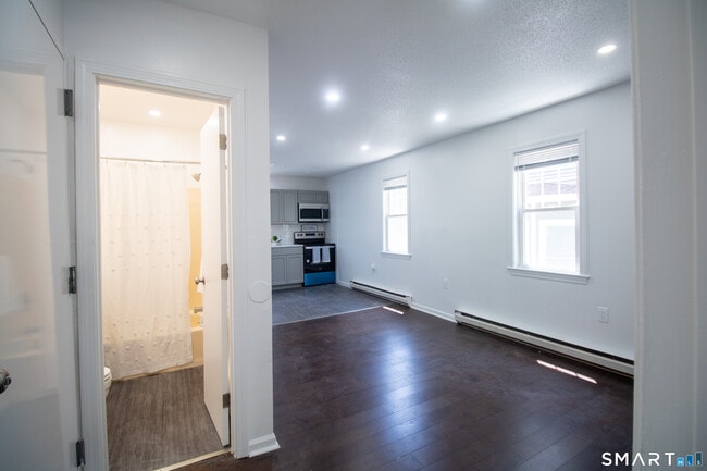 Building Photo - 12 Home St