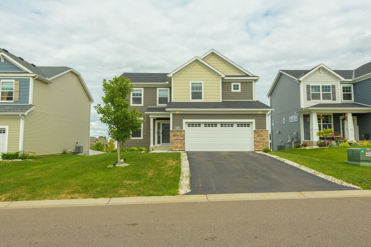 Foto principal - 4 br, 4 bath House - 18056 Hartlin Avenue