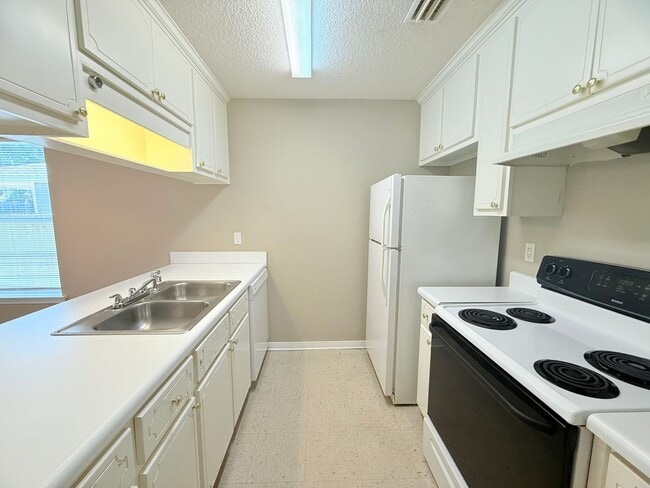 Building Photo - Charming 2 Bed/2 Bath Duplex