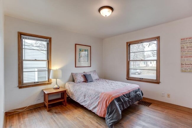 Building Photo - Charming 4 bed 2 bath home available now.