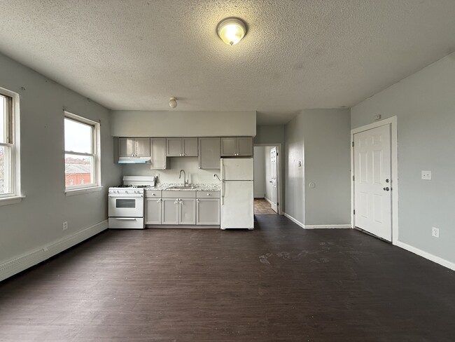 Building Photo - 132 Locust St