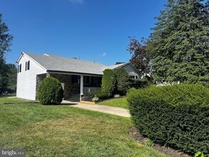Building Photo - 1717 Country Club Dr