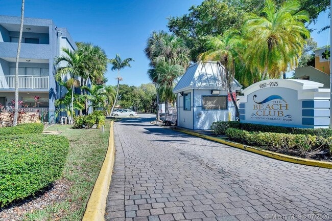 Building Photo - 9369 Fontainebleau Blvd