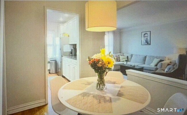 Foto del edificio - 70 Strawberry Hill Ave