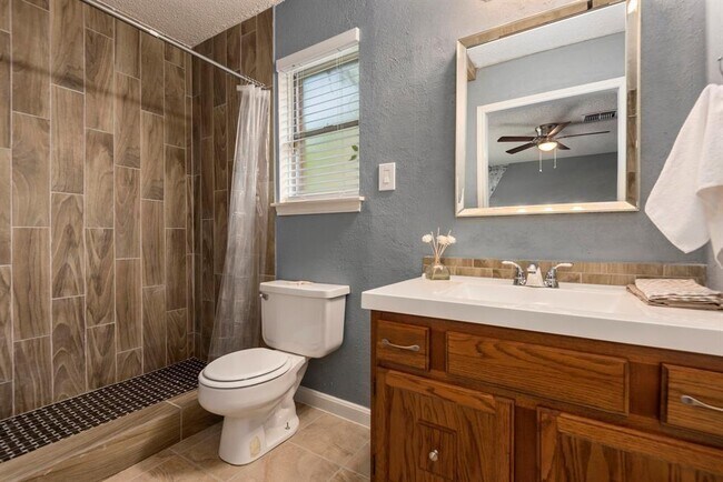 Foto del edificio - 7431 Pierrepont Dr