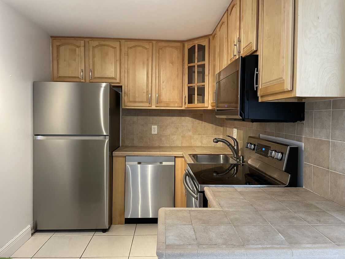 Kitchen - 470 NW 20th St