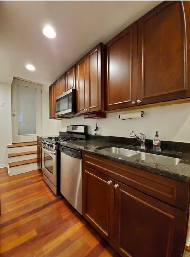 Foto del edificio - 1360 W Greenleaf Ave