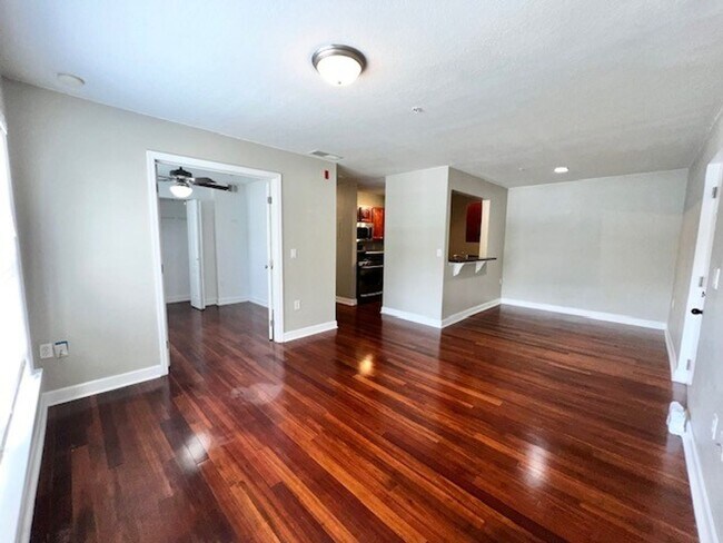 Foto del edificio - MOVE IN NOW!! Gated community Miriada! 1st floor 1X1.5 bath condo near pool area!!! Laminate wood...