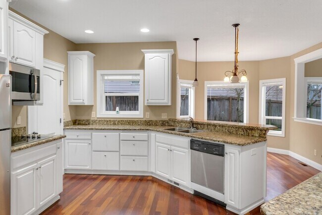 Building Photo - 822 Pioneer Dr