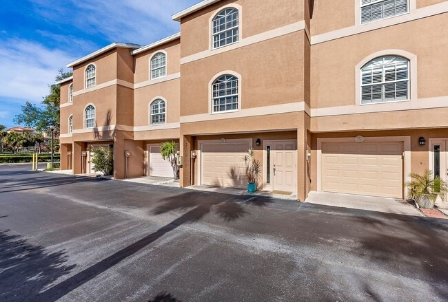 Impeccably Furnished Annual Rental Townhom... - Impeccably Furnished Annual Rental Townhom... Townhome