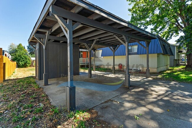 Building Photo - Large 4 Bedroom 2 Bathroom Home with Off S...
